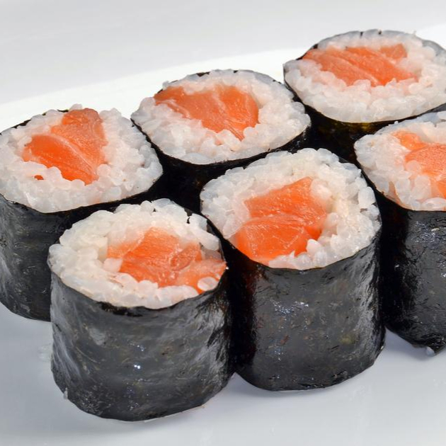 porção com 10 unidades de hossomaki com recheio de salmao