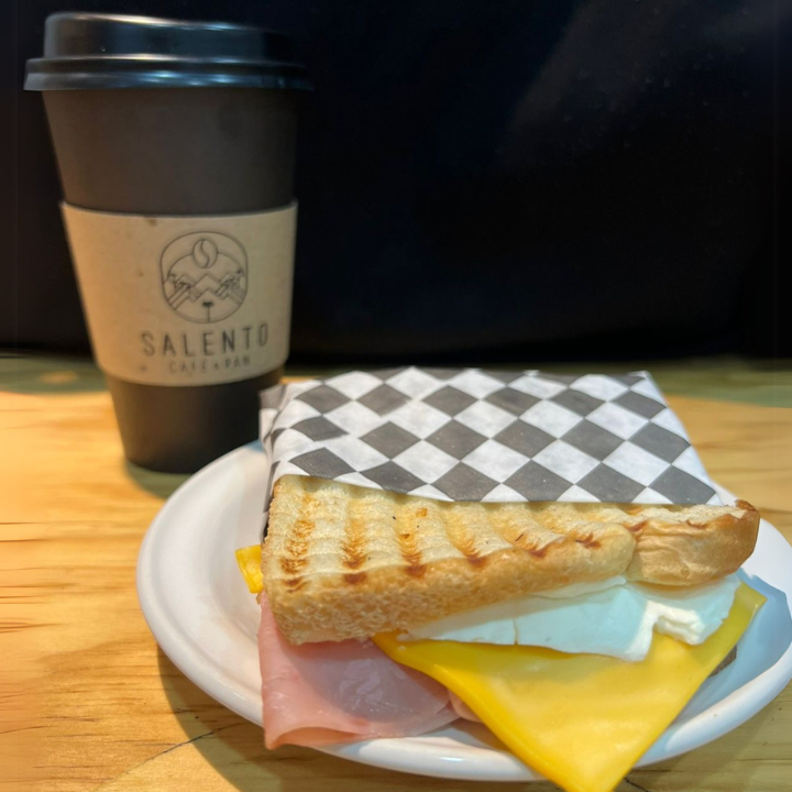 Cafe De 16 Onz + Sandwich Cremoso