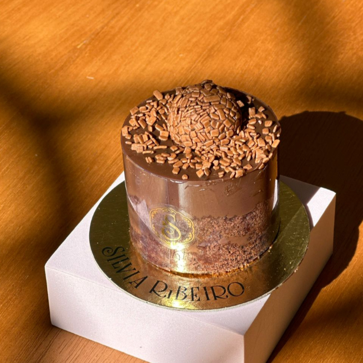 Massa de chocolate molhadinha, recheado com nosso famoso brigadeiro Belga. Em média 220g. Obs. 1: não alteramos nenhum produto ou retiramos/adicionamos ingrediente. Obs. 2: produto de consumo imediato. Obs. 3: alguns produtos podem vir com vencimento do mesmo Dia.