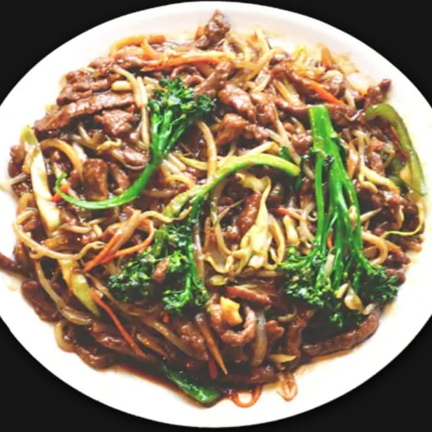 carne bovina desfiada com repolho, cenoura, pimentão, cebola, brócolis, moyashi temperado com molho shoyo.