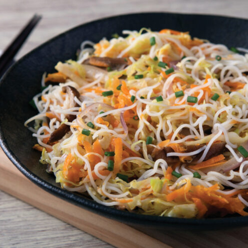 Bowl preparado na hora da entrega. Com delicioso macarrão de arroz oriental bifum: não contém glúten, feito apenas com arroz e água. Leva molho suave de curry, acompanhados com pedaços de frango e mix legumes selecionados. Seu Bowl quentinho e delicioso! Serve uma pessoa