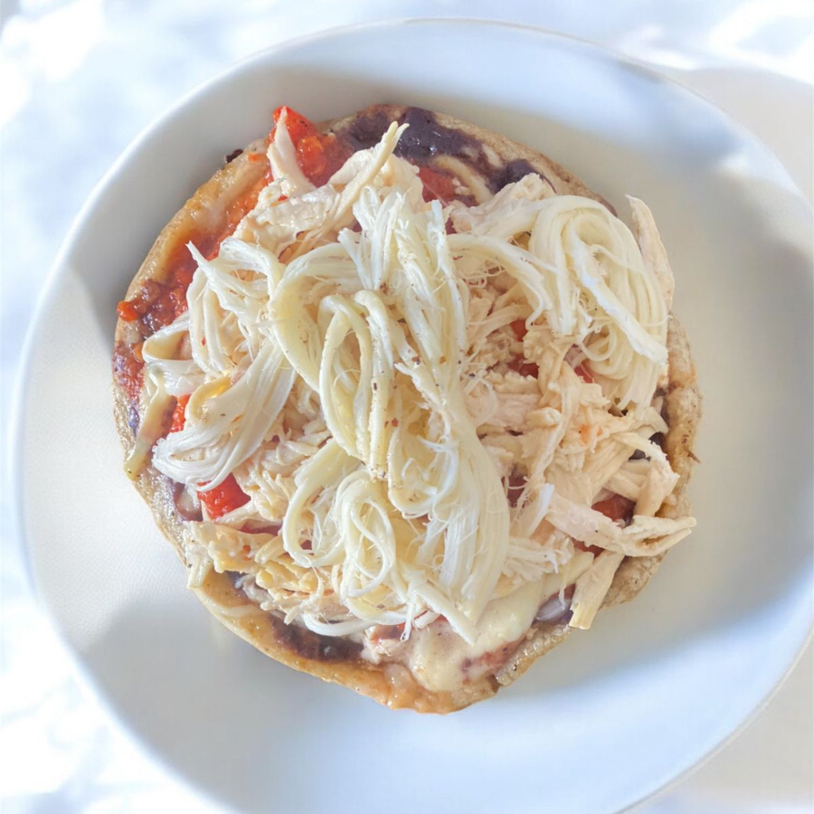 Picadita con Quesillo y Salsa Roja