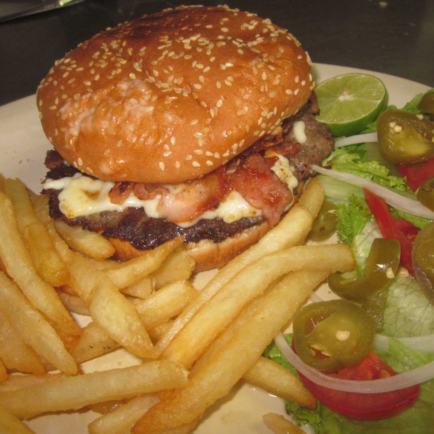 HAMBURGUESA ESPECIAL CON PAPAS A LA FRANCESA