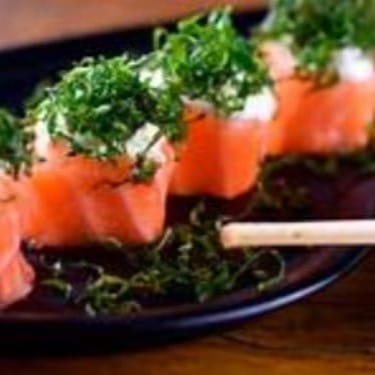 Salmão flambado enrolado no shari, couve frita e cream cheese.
