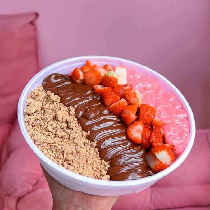 Açaí que abraça o paladar! Textura perfeita, sabor intenso e combinações irresistíveis. Peça o seu e transforme o dia em algo especial. Entregamos sorrisos junto!