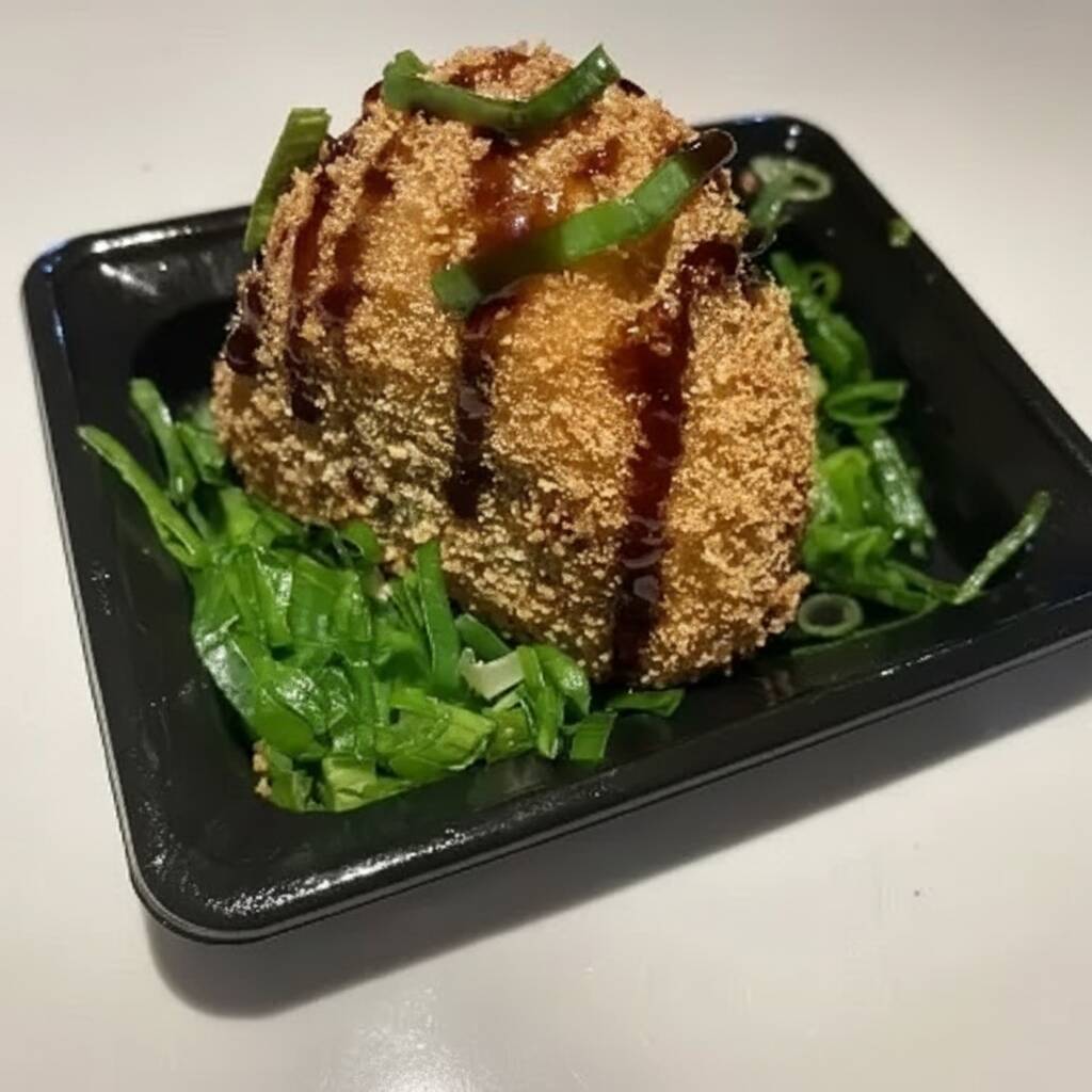 Tradição da receita japonesa, porção de arroz japonês empanado na panko e nori/alga marinha com gergelim e cebolinha, Acompanha molho teriyaki.