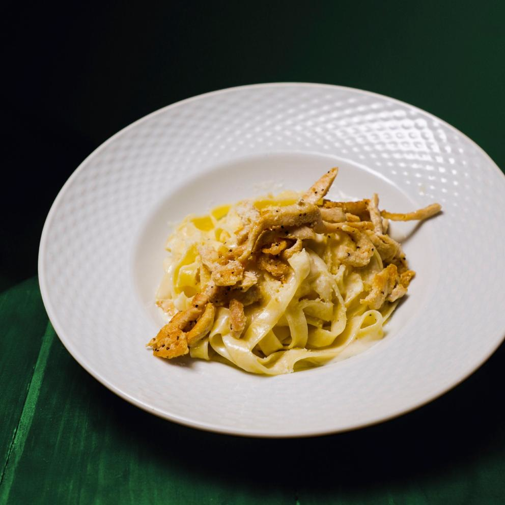 Pasta Fettuccina Alfredo con Pollo
