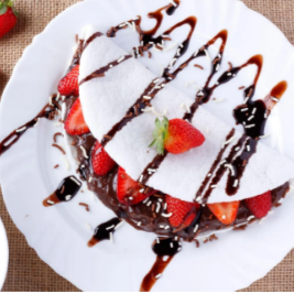 Tapioca feita com Massa artesanal, morango e um delicioso chocolate