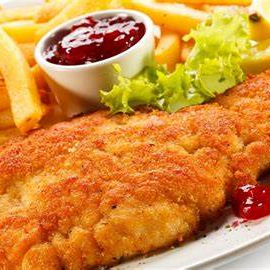 Milanesa de cerdo con papas fritas