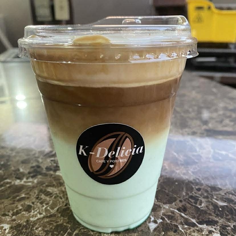 Latte en las rocas con jarabe y cold foam