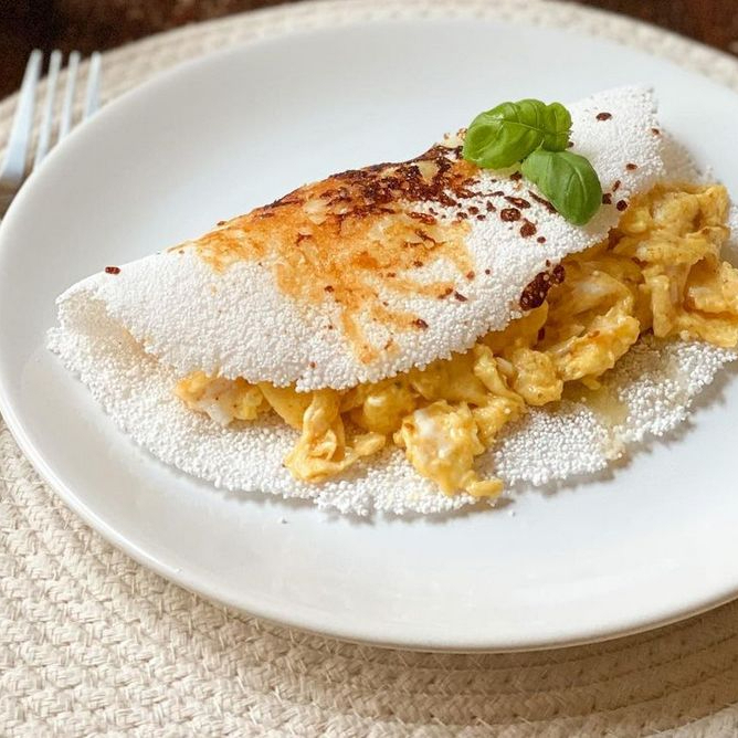 nossa tapioca é processada com massa fresca , rendada com queijo coalho ralado na hora e uma porção de 2 ovos mexidos .