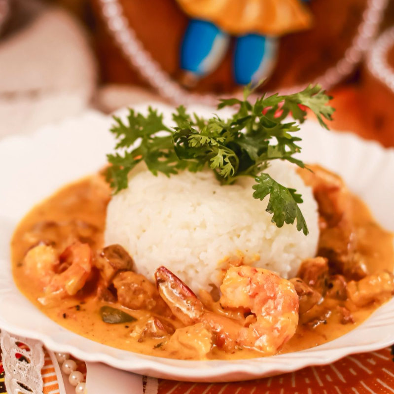 Suculento arroz de coco com charque e camarões e molho africano.
