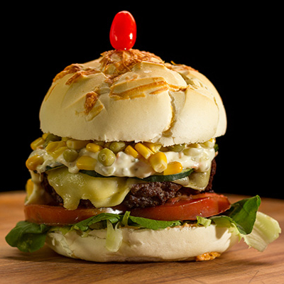 2 Hambúrguer, Presunto, Mussarela, Alface, Tomate e Milho.