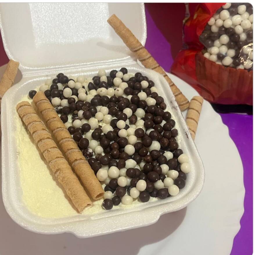 Açaí Chocoball
Açaí cremoso, com leite em pó, leite condensado e deleciosos Chocoballss.
Uma explosão de sabor em cada colherada.