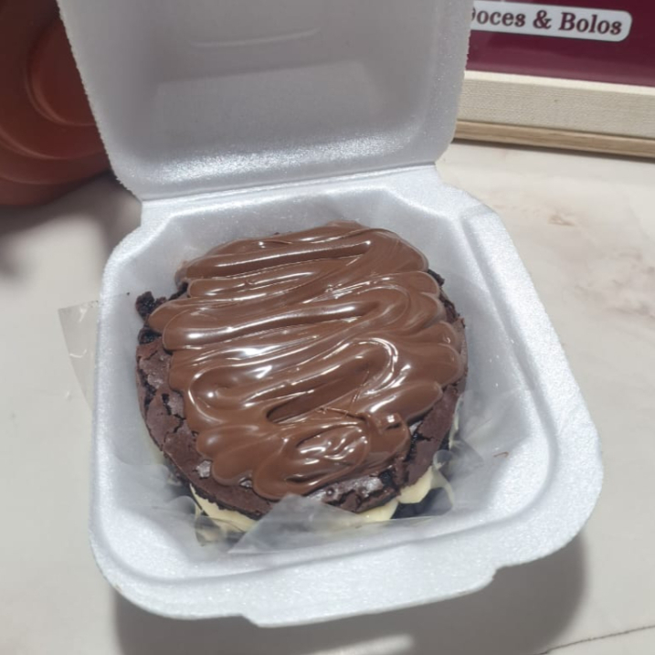 Duas camadas de brownie com recheio de doce de leite, Ninho ou chocolate (à sua escolha!) e finalizado com Nutella. Sobremesa ideal para qualquer momento!