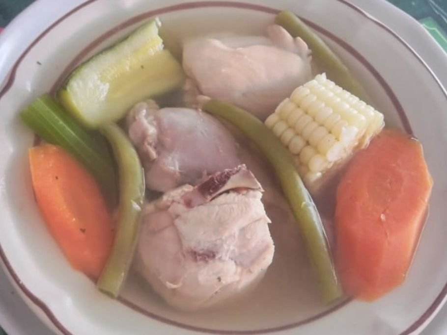 Caldo de Pollo.