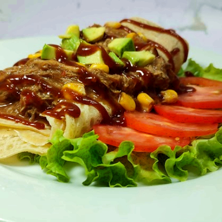 Crepe de Cerdo Desmechado con Ensalada