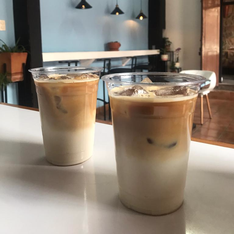 Combo-Rebanada de Pay y Latte en las Rocas