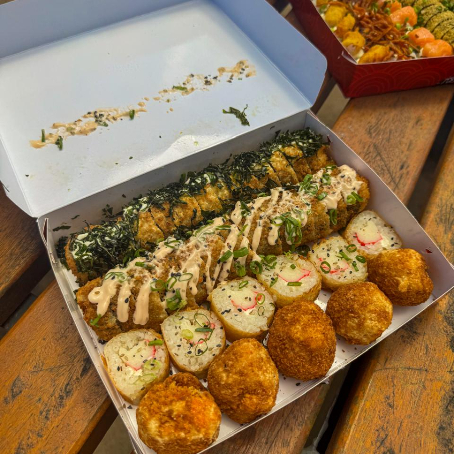 30 peças: 5 carioca de kani, 5 carioca de kani com couve frito, 5 carioca de salmão, 5 carioca de salmão especial, 5 harumaki de kani, 5 bolinho de salmão.