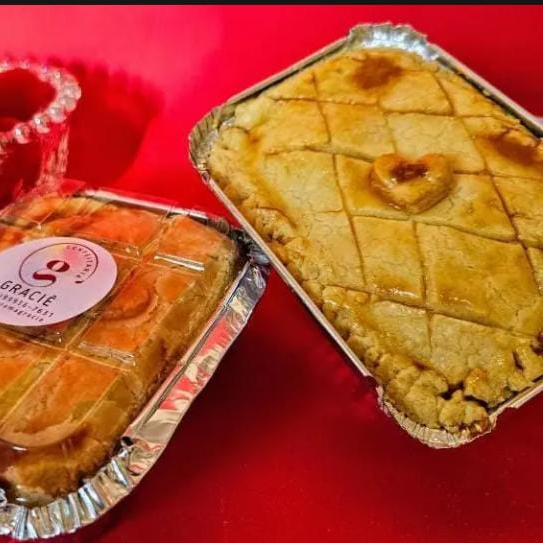 Combinação perfeita de massa amanteigada bem fofinha com um suculento e bem temperado recheio de frango cremoso. Super combinação, não é?