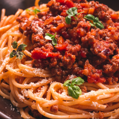 Macarrão cozido no ponto ideal (200g), envolvido em um molho caseiro com carne moída bem temperada (120g). Acompanha legumes servidos separadamente (100g).
Clássico, saboroso e perfeito para matar a fome com conforto e qualidade.