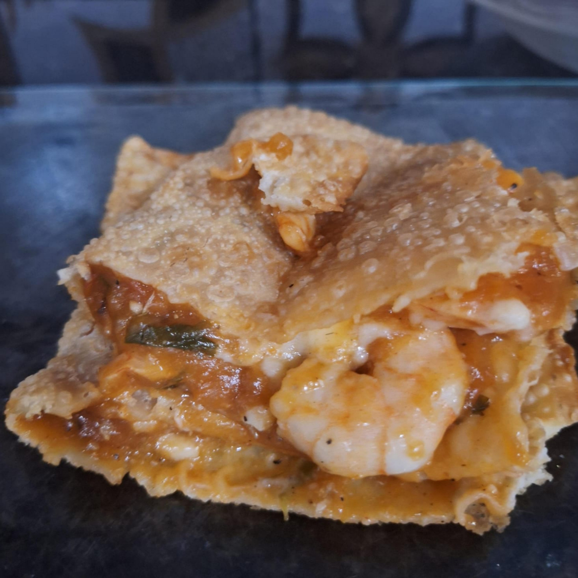 Pastel de Camarão 20 cm Pastel grande e crocante, com 20 cm de muito sabor! Recheado com camarões suculentos e molho cremoso bem temperado, envoltos em massa fina e dourada. Uma delícia para quem ama frutos do mar com aquele toque caseiro!