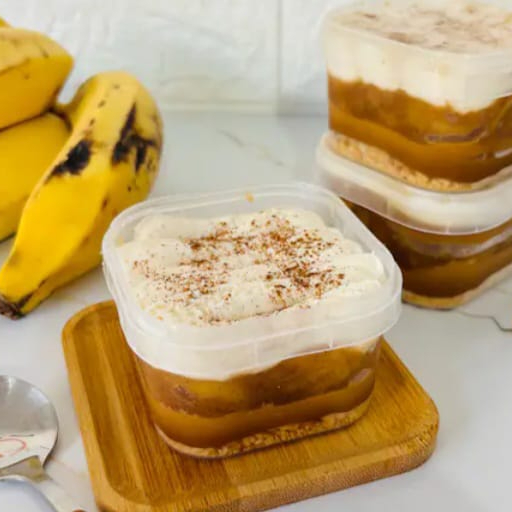 Base de biscoito crocante, doce de leite caseiro, banana caramelizada e finalizada com mousse nuvem e leve toque de canela. Pote 160grs.