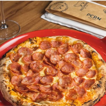 Sabor que vem do tempo! Nossa pizza grande de calabresa conta com o diferencial da massa de longa fermentação, resultando em muito mais sabor e crocância. Leva molho de tomate artesanal da casa, mussarela derretida e calabresa de alta qualidade. Uma escolha clássica, elevada a um novo nível de sabor.