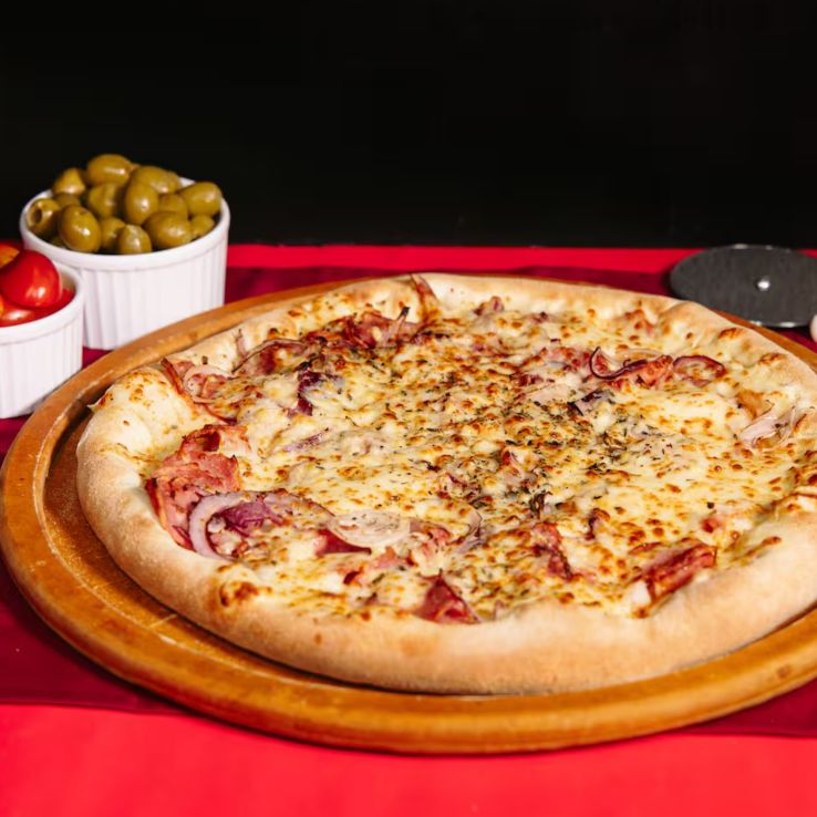 Calabresa, mussarela, cebola, parmesão, molho de tomate, azeitonas e orégano.