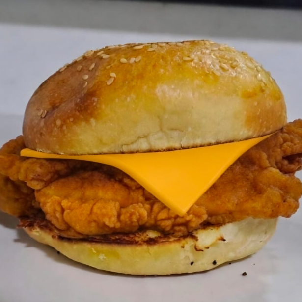 Cheeseburguer Pollo Crispy + Papa + Te Frio