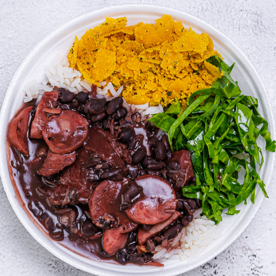 Feijoada (Bacon, Calabresa, Paio, Costelinha, Lombo), acompanha arroz branco, couve e farofa