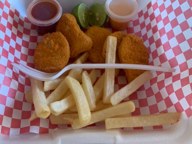 Nuggets de pollo con papas