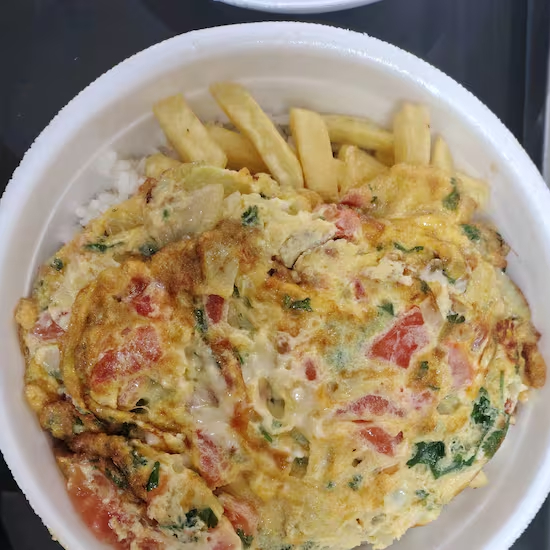 Delicioso omelete de legumes e queijo, feijão, batata frita e farofa