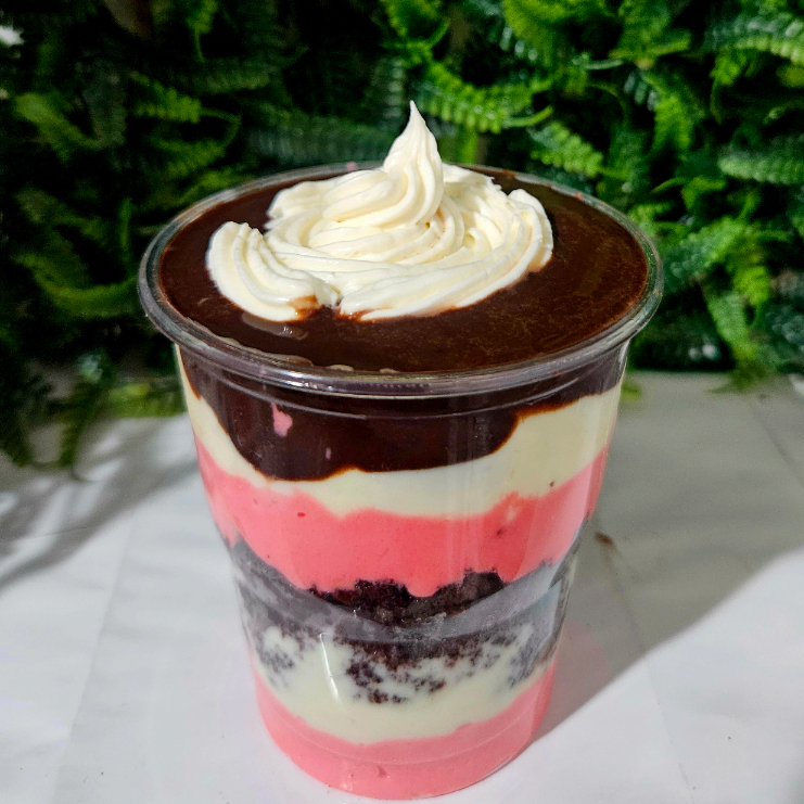 Mousse de Morango, creme de ninho, bolo de chocolate, brigadeiro de chocolate e Finalizado com chantininho. COPO 200ml