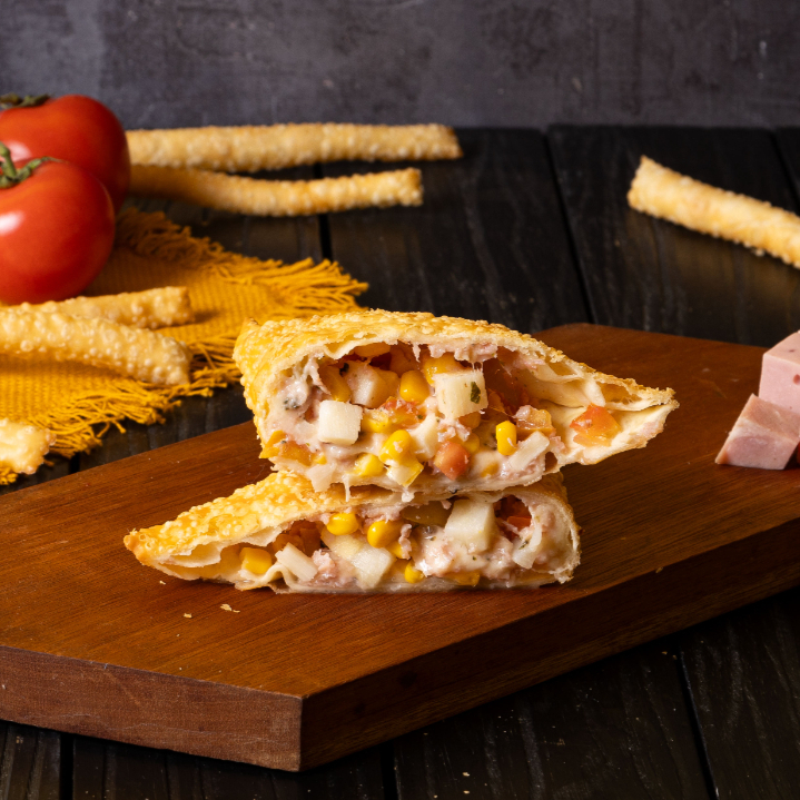 Queijo mussarela, presunto, tomate, palmito, milho e orégano (aprox 360g)