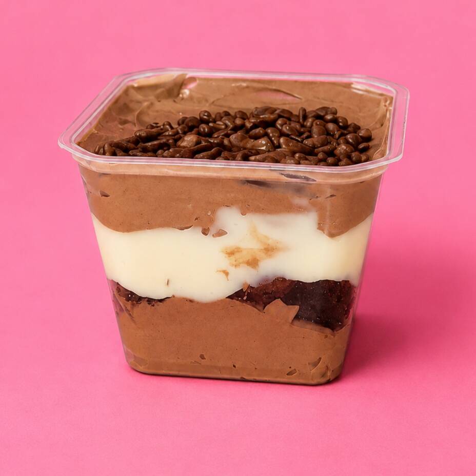 Camada de mousse de chocolate, pedaços de brownie e brigadeiro de ninho