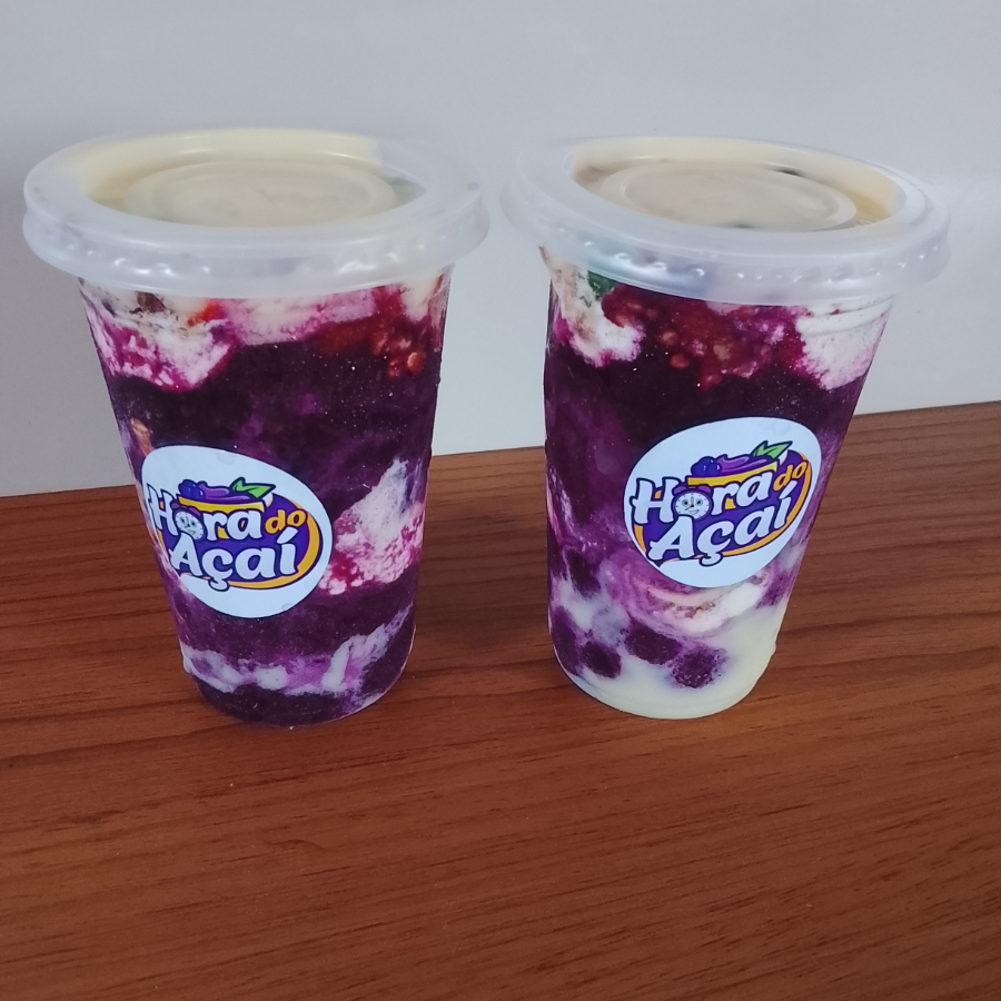 Acompanha leite em pó, pó de paçoca, confete, leite condensado e banana.