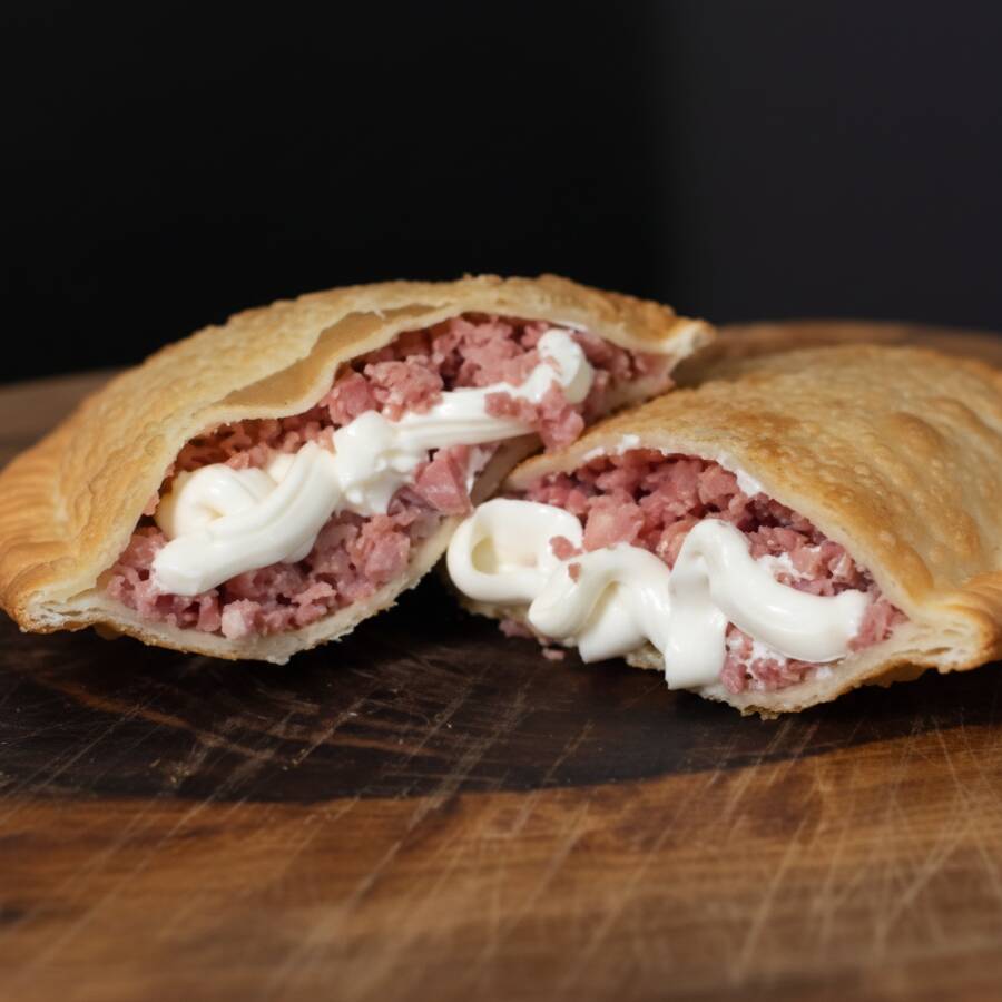 Calabresa com Catupiry.
Massa crocante e sequinha, Pastel de 20x10cm, recheado de ponta a ponta, preparado e frito na hora.
*imagem ilustrativa