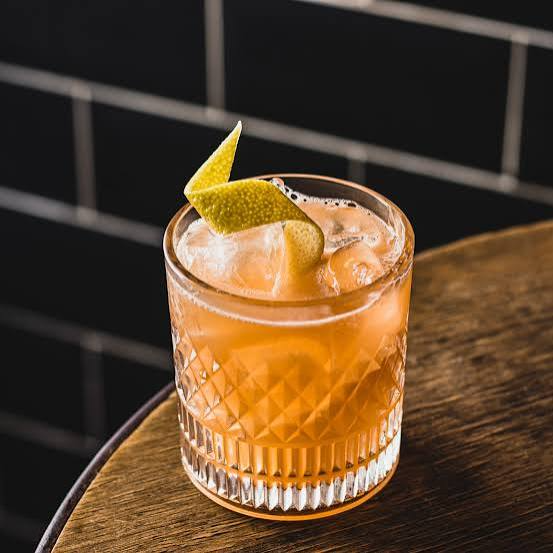 Arpo gin, limão siciliano,xarope de açúcar e angostura