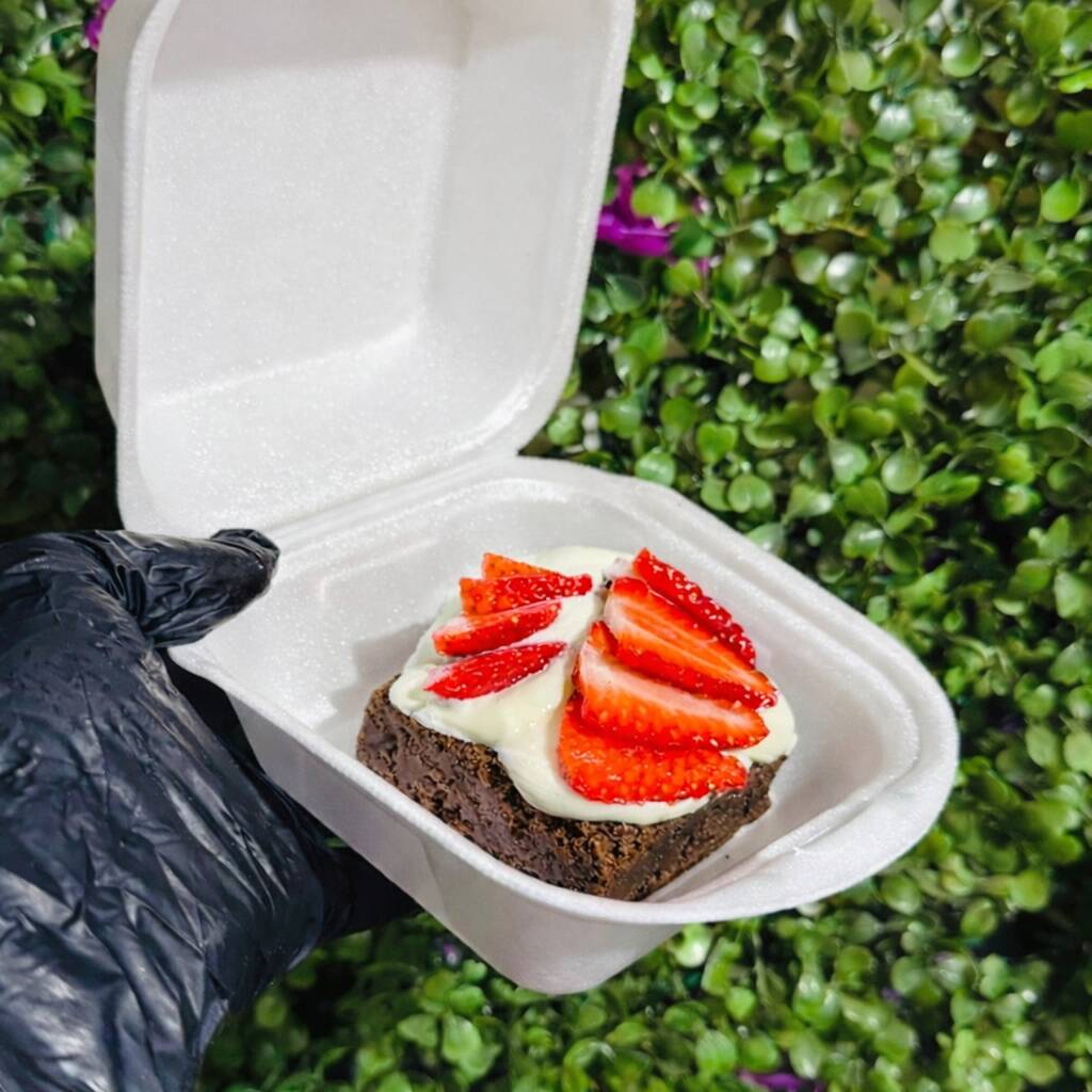 1 Brownie quentinho e super suculento, coberto com creme de leite Ninho e morangos frescos. Uma explosão de sabor em cada mordida!
Enviado em uma marmitinha de isopor para melhor conservação da temperatura.
Obs: Sobremesa Pequena, Se Desejar Algo Maior Sugerimos Pedir O "Doce Sensação Inteiro"