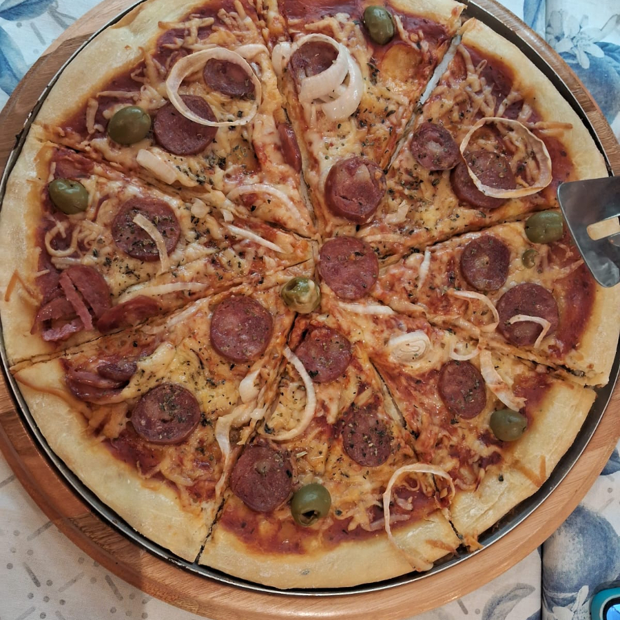 Massa fina, molho tomate, queijo mussarela, calabresa e azeitonas.