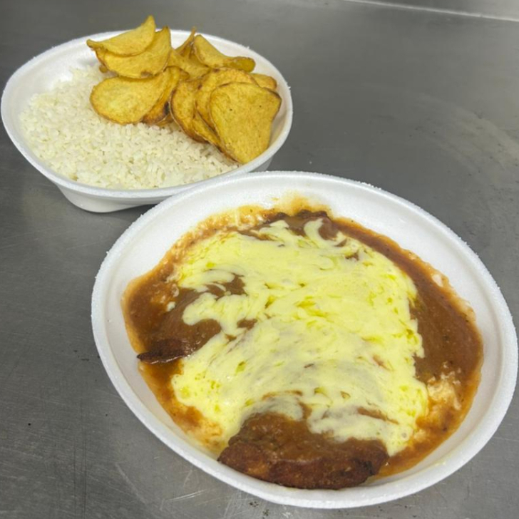 Frango a Parmegiana: Acompanhado de arroz e batata Chips crocante.