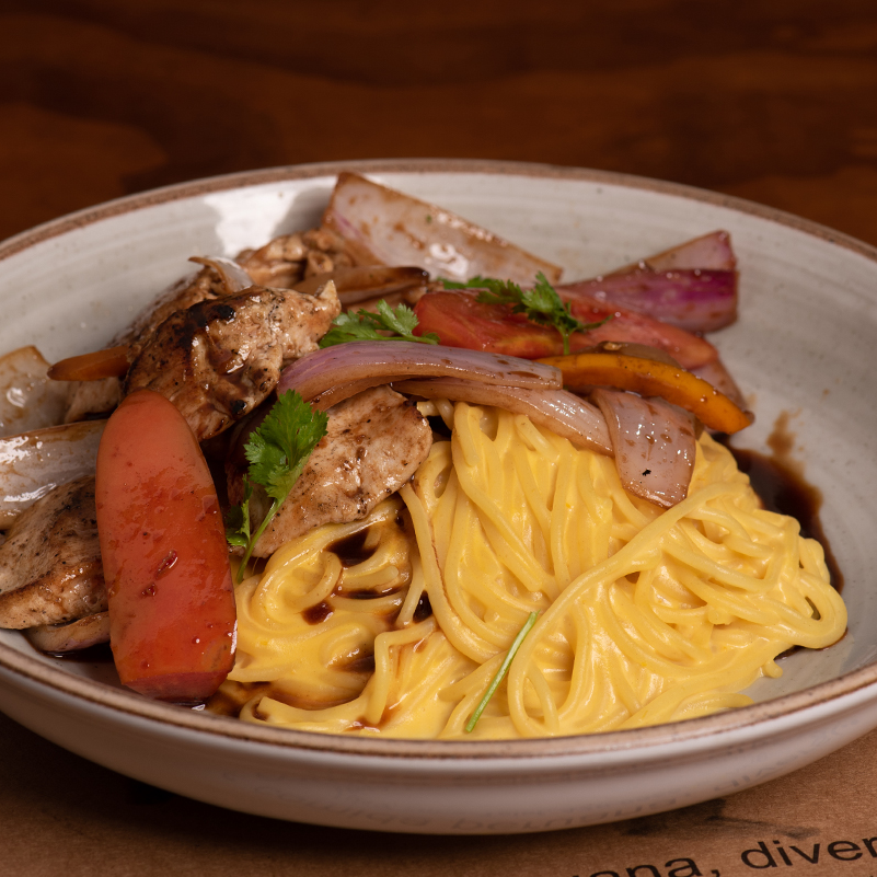 Tallarin Huancaina con Pollo Montado(huevo Frito)