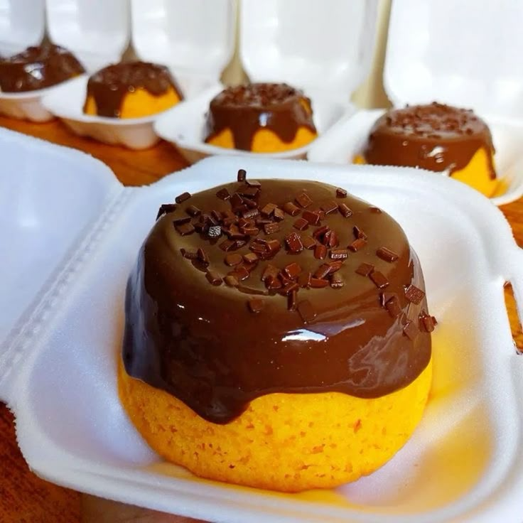 🍫 Bolo de Chocolate com Ganache Meio Amargo – Portiê Bolos e Doces 🍰
Uma delícia irresistível! 😍 Nosso bolo fofinho e macio é coberto com uma generosa camada de ganache de chocolate meio amargo, trazendo o equilíbrio perfeito entre o doce e a intensidade do chocolate. Finalizado com raspas de chocolate para deixar cada mordida ainda mais especial! 🤎
✨ Cremoso por cima, fofinho por dentro e cheio de sabor!
Perfeito para adoçar seu dia e transformar qualquer momento em uma experiência deliciosa.