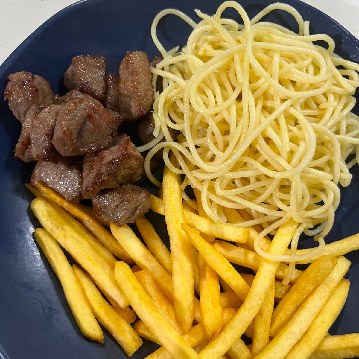Filet picadinho, spaguet e frtitas