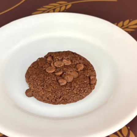 Clássico e irresistível! Feito com massa artesanal e gotas de chocolate meio amargo, nosso cookie é macio por dentro e crocante por fora, com o equilíbrio perfeito entre doçura e sabor intenso de cacau. Ideal para acompanhar o café ou curtir um doce momento do dia. 🍫✨