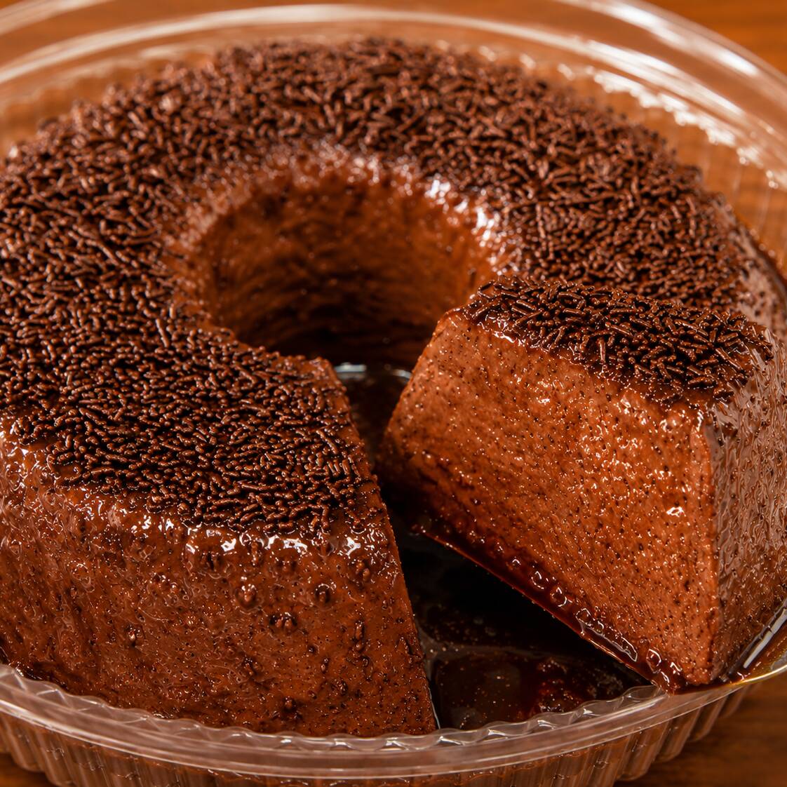 Pudim de Chocolate, deliciosa combinação de leite condensado e chocolate nobre, com um generoso toque de granulado por cima.
Serve até 06 Pessoas (800ml)