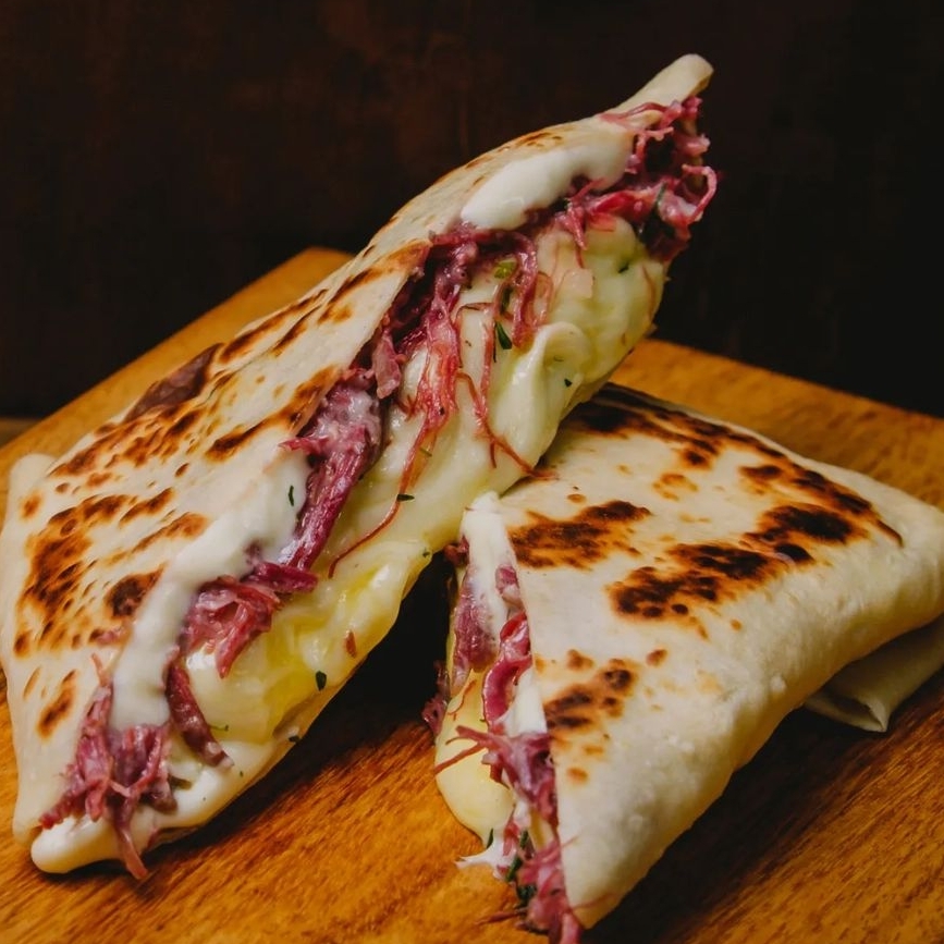 Carne seca desfiada com queijo mussarela