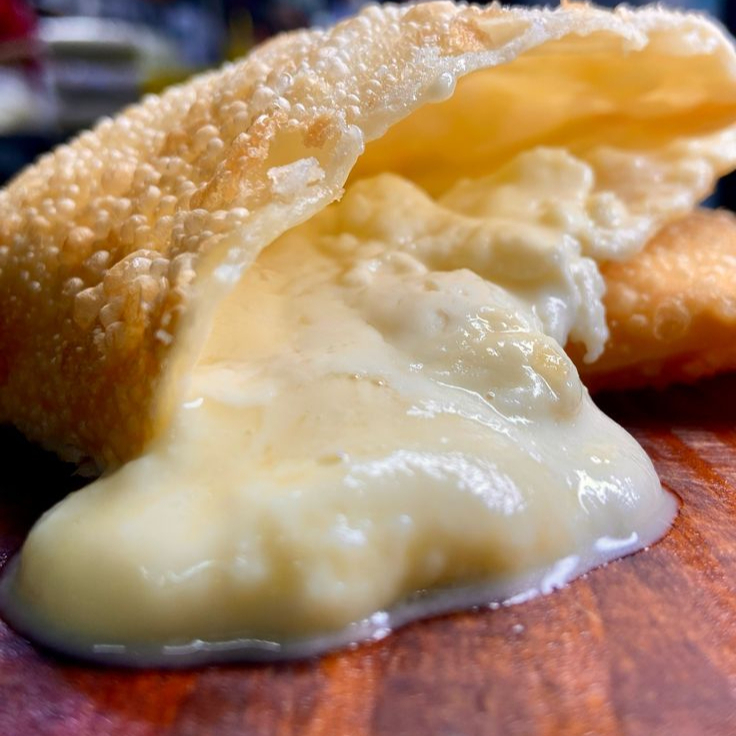 Crocante, quentinho e com muito queijo derretendo!