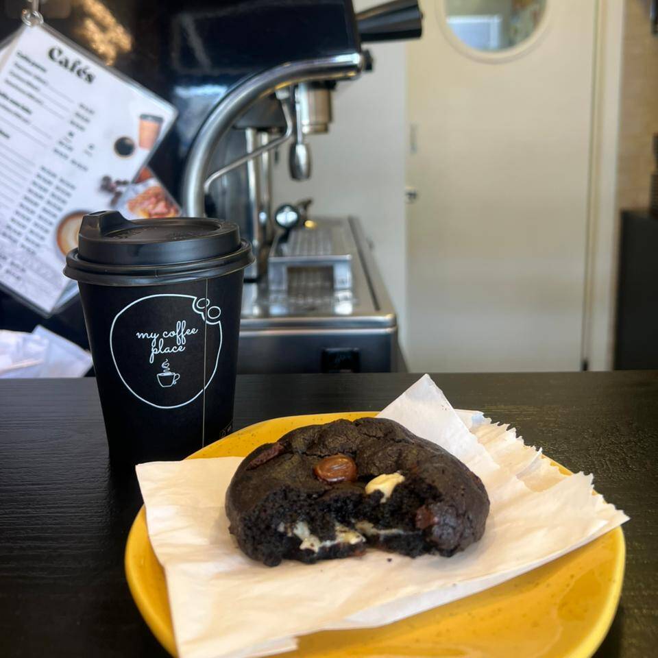 Já conhece nosso lançamento? Cookie Alpino Black. Massa Dark super recheado com ganacha de Alpino e ganache de Chocolate Branco. Irresistível a cada mordida!